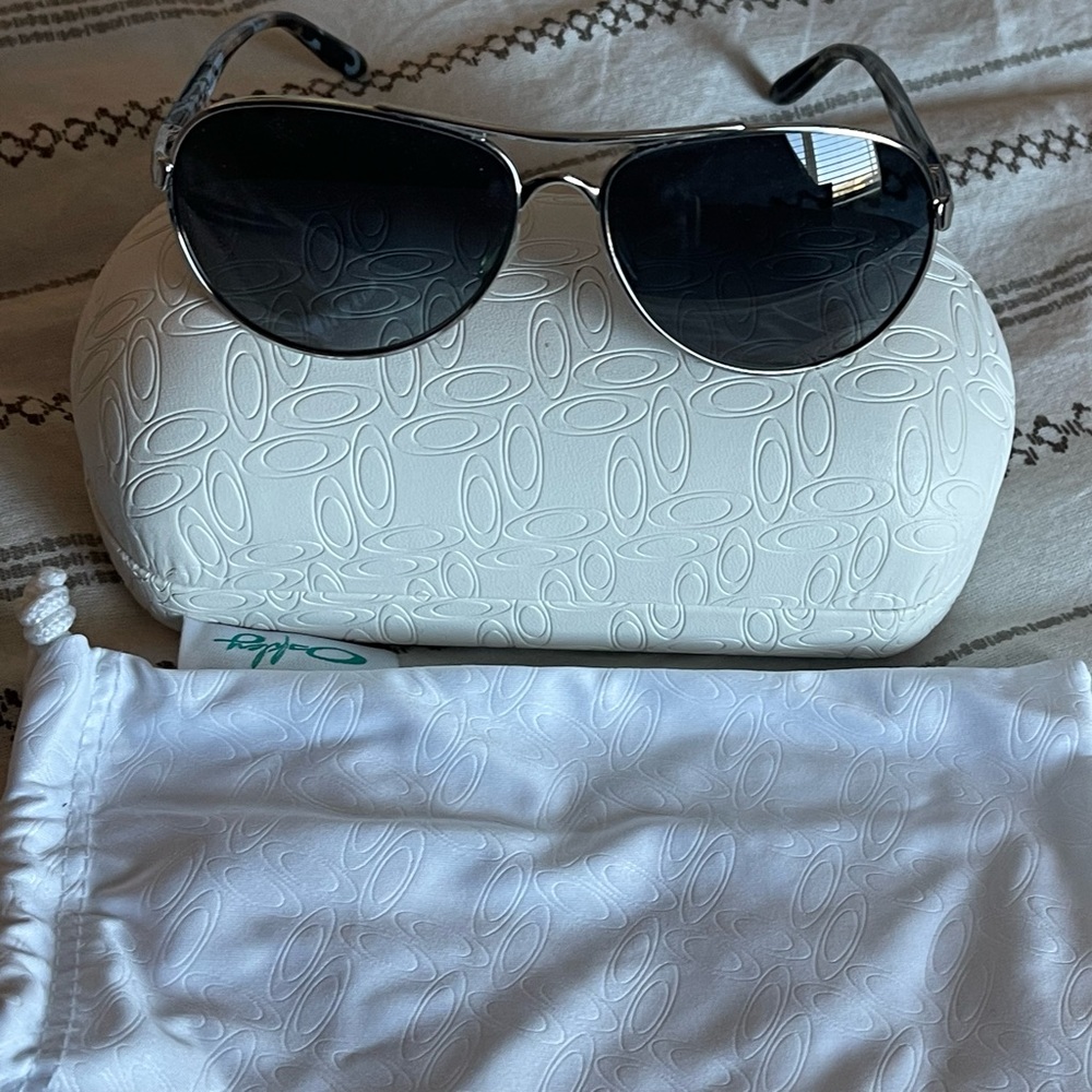 Authentic Oakley Tie Breaker Woman’s Sunglasses. Like new condition